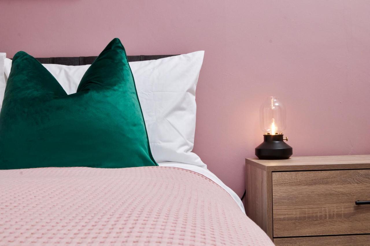 Stunning Two Bedroom By Purestay Short Lets & Serviced Warwickshire With Parking Apartment Stratford-upon-Avon