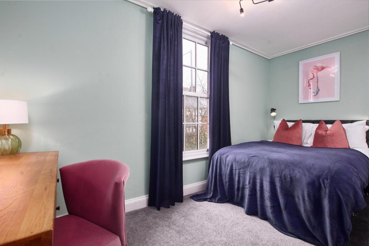 Stunning Two Bedroom By Purestay Short Lets & Serviced Warwickshire With Parking Apartment
