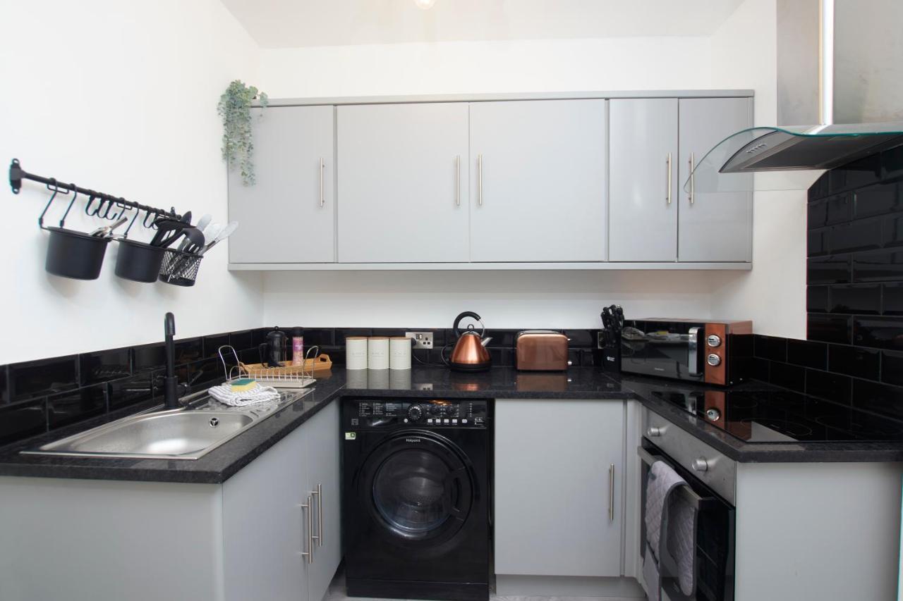 Stunning Two Bedroom By Purestay Short Lets & Serviced Warwickshire With Parking *