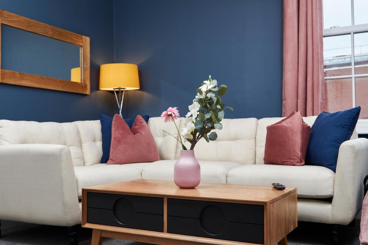 Stunning Two Bedroom By Purestay Short Lets & Serviced Warwickshire With Parking Apartment