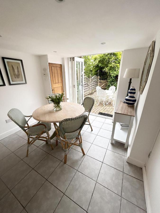 Poppy Quaint Hamlet Of Clifford Chambers Holiday home Stratford-upon-Avon