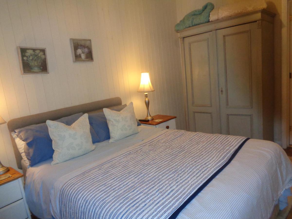 Log Cabin, Conveniently Situated Halfway Between And Warwick Apartamento