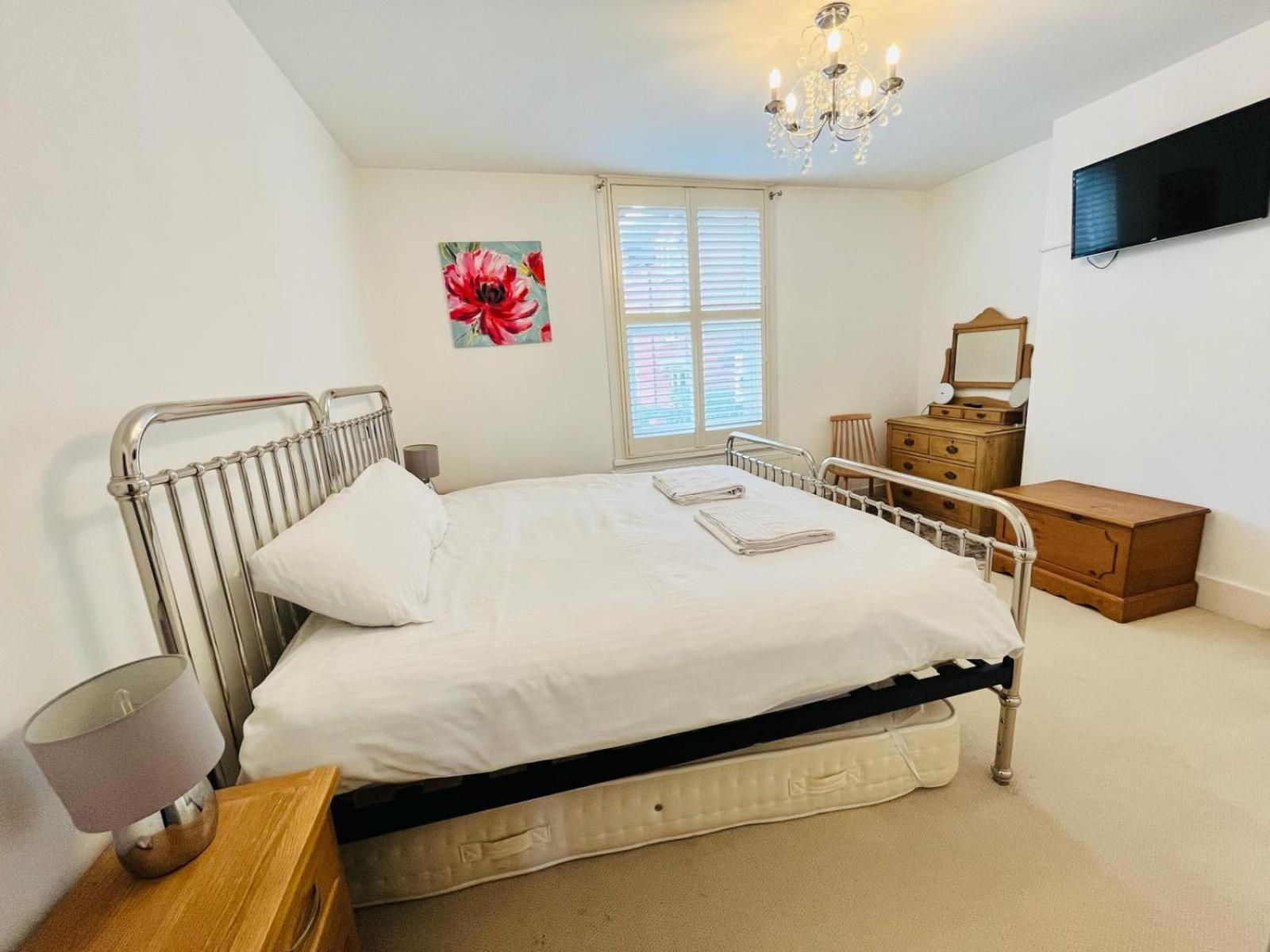 Luna - Grove Road * Stratford-upon-Avon