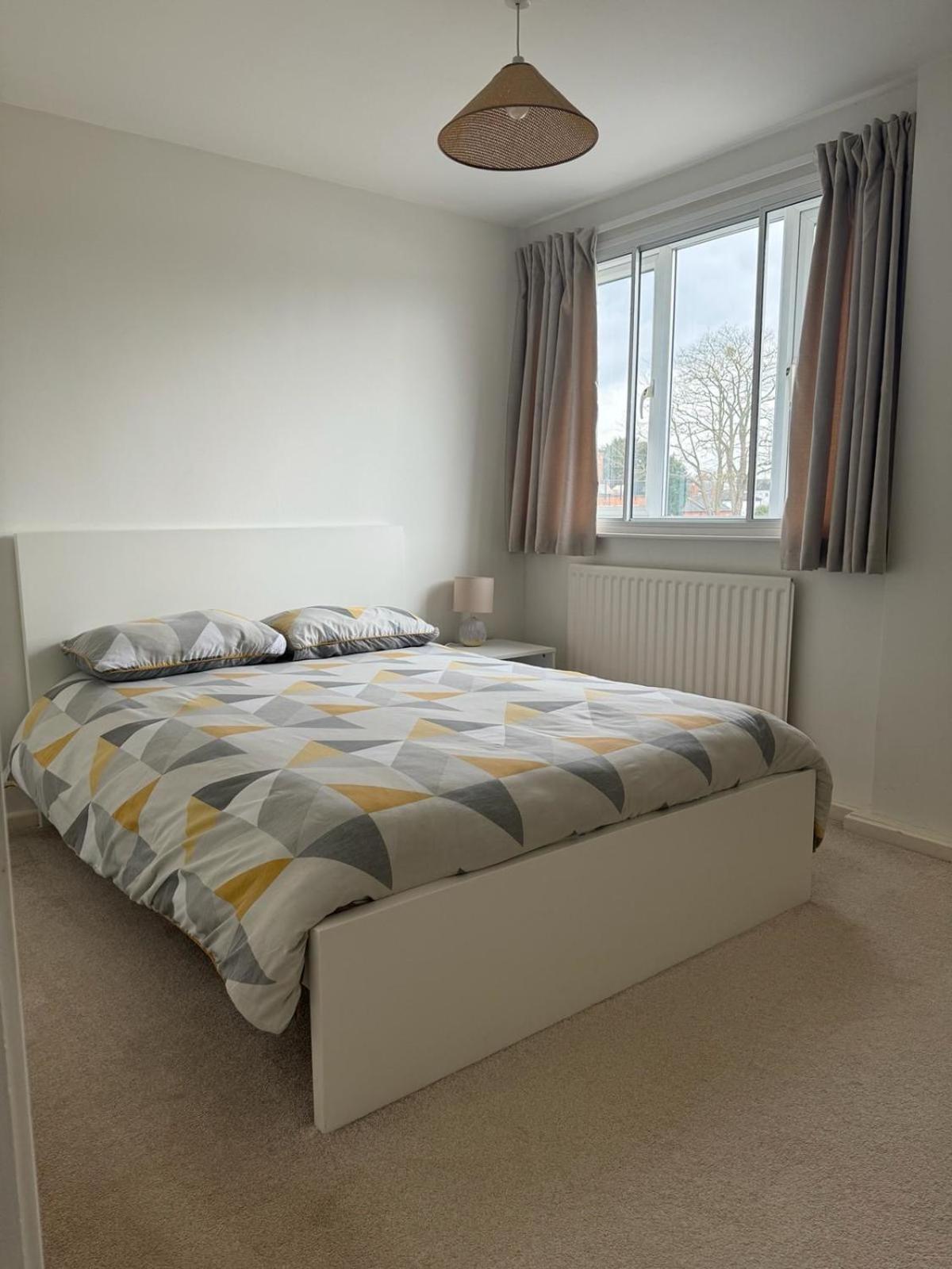 Town Centre, Floor 2 Bed With Parking *